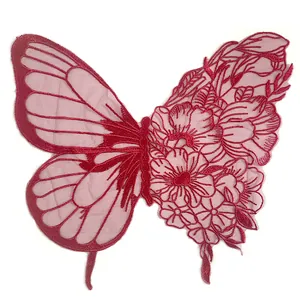 Detailansicht der roten Schmetterlings- und Blumen-Stickerei-Spitzenapplikation