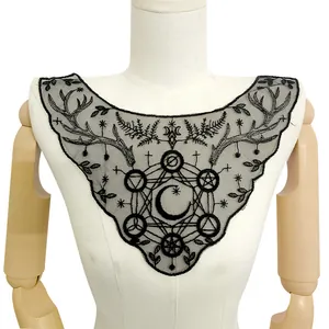 Detail eines schwarzen Spitzenkragens mit Stickerei aus Mond und Geweihmotiven