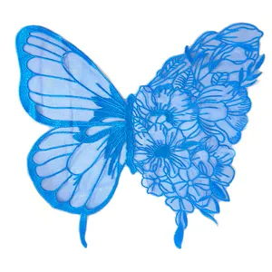Detailansicht der blauen Schmetterlings-Spitzenstickerei mit Blumen- und Netzmustern.
