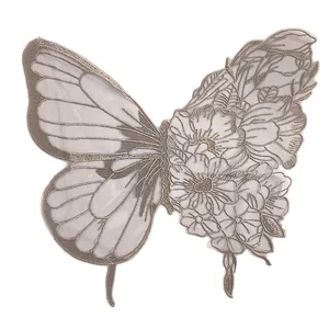Detailansicht eines eleganten Schmetterlings-Blumen-Spitzenstickerei-Patches für Kleidung