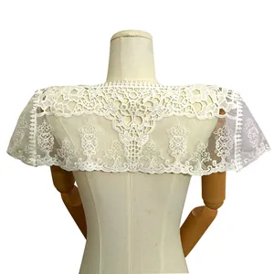 Détail d'un col châle en dentelle de soie de lait blanche avec broderie florale