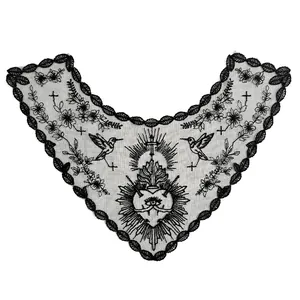 Detailansicht der Stickerei mit heiligem Herzen und Kolibri auf schwarzem Kragen