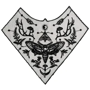 Exquisites Detail des schwarzen Gothic-Mottenspitzenkragens mit Totenkopf-Stickereimotiven