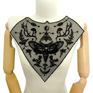 Detailansicht des schwarzen Gothic-Motte-Stickerei-Spitzenkragens für DIY-Kleidung.