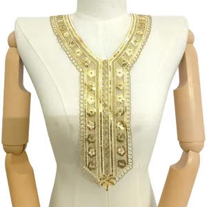Detailansicht eines goldfarbenen bestickten Pailletten-Spitzenkragens am Torso