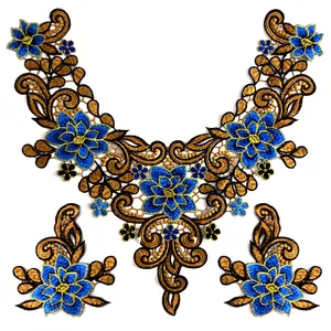 Vue détaillée de l'ensemble de col en dentelle brodée florale bleue et dorée hydrosoluble.