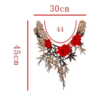 Detailansicht eines bestickten Spitzenkragens mit roten Rosen für DIY-Kleidungsprojekte