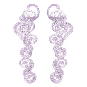Nahaufnahme der komplizierten Textur symmetrischer lavendelfarbener Spitzenblumen-Patches