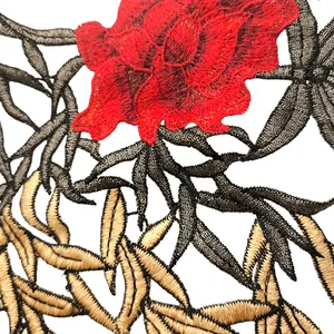 Detailansicht der aufwendigen roten Blumen- und Blattstickerei für DIY-Kleidung.