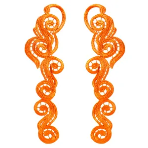 Detailansicht der leuchtend orangefarbenen wasserlöslichen Stickspitzen-Patches in S-Form