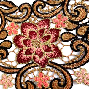 Gros plan détaillé d'un faux col en dentelle brodée florale colorée soluble