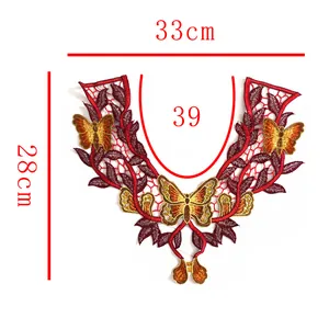 Détail d'un col en dentelle brodée avec motifs de papillons et dimensions indiquées.