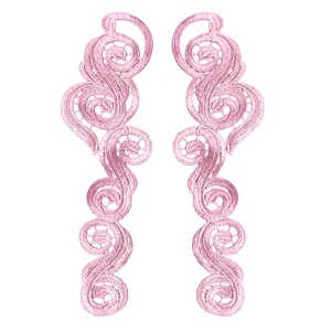 Detailansicht von S-förmigen, symmetrischen rosa Stickerei-Spitzenbesätzen mit Lochmuster