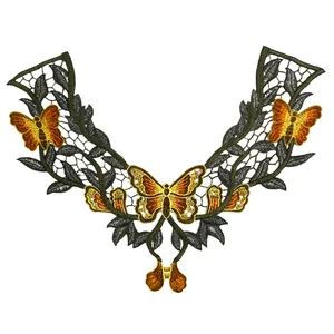 Détail du col en dentelle brodée de papillons avec des feuilles vertes brodées