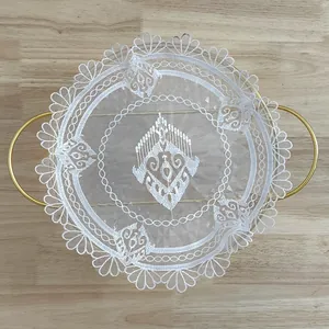 Gedetailleerd overzicht van wit organza kant onderzetter met fijn borduurwerk