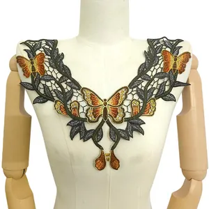 Gros plan détaillé d'un col en dentelle brodée avec motif de papillon de style ethnique