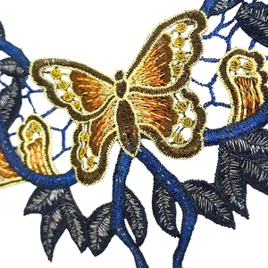 Gros plan détaillé montrant la texture complexe de la dentelle soluble brodée de papillons