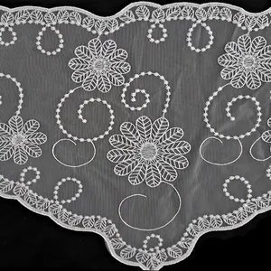 Detailopname van witte geborduurde kanten mesh sjaal met elegante bloemenpatronen en afwerking