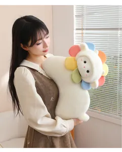 Morbido cuscino in peluche a forma di agnello bianco con petali di girasole colorati