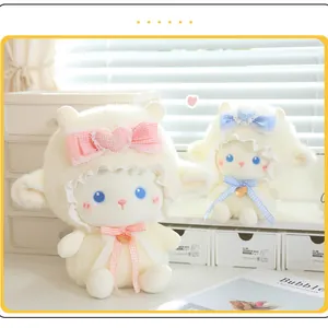 Due adorabili peluche di pecora con fiocchi colorati in un ambiente accogliente