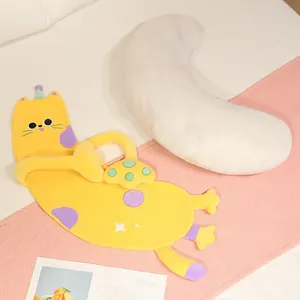 Long coussin peluche chat jaune avec taches mauves, idéal pour les dormeurs latéraux