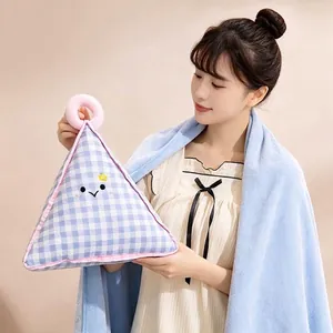 Bonita manta-cojín triangular de cuadros azules para la siesta con asa conveniente