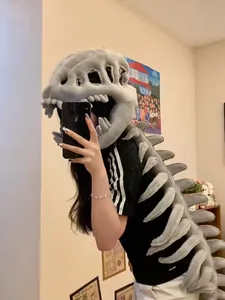 Mujer con un original sombrero de peluche de esqueleto de dinosaurio para cosplay