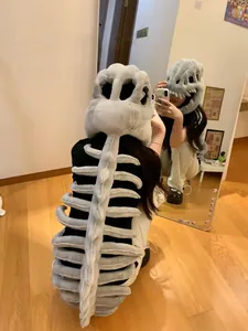 Disfraz de esqueleto de dinosaurio de felpa gris con gorro de calavera y espalda