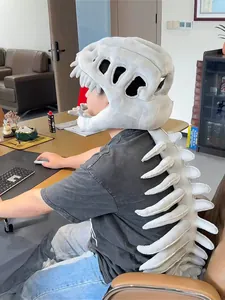 Primer plano de un tocado de peluche de esqueleto de dinosaurio y columna vertebral