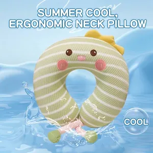 Almohada de cuello refrescante en forma de U de rayas verdes con cara de dibujo