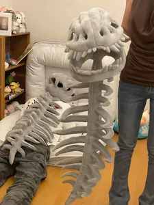 Vista detallada del creativo gorro de peluche con esqueleto de T-Rex y estructura ósea