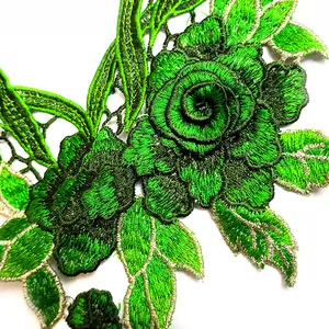 Nahaufnahme einer grünen 3D-bestickten Spitzenblume mit metallischen Silberrändern