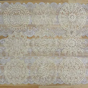 Varios diseños de posavasos de encaje beige vintage con bordados calados intrincados