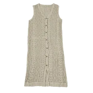 Elegante abito a gilet lungo senza maniche in maglia traforata beige con bottoni.