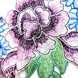 Detailopname van paars en groen geborduurde bloemenkantpatch voor doe-het-zelven