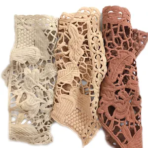 Vue détaillée de trois couleurs de dentelle brodée en soie de lait pour vêtements.
