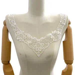 Detalle de cuello de encaje bordado de seda de leche blanca con patrón de flores