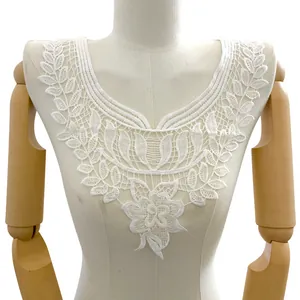 Vue détaillée d'une applique de col floral en dentelle brodée en soie de lait blanche