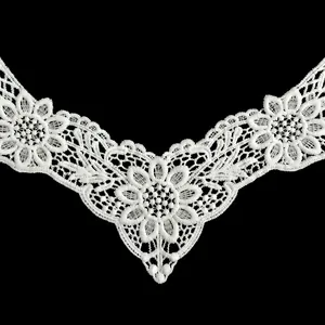 Primer plano de cuello de encaje de seda de leche blanco con bordado floral calado