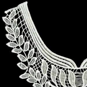 Vue détaillée du faux col en dentelle brodée de soie de lait blanche avec motifs de feuilles.