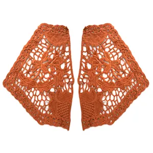 Gros plan d'appliques en dentelle brodée marron-orange symétriques pour la mode féminine.