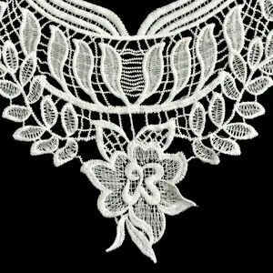Gros plan d'un col en dentelle brodée blanche en soie de lait avec motifs floraux