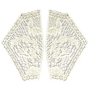 Détail complexe du faux col en dentelle de soie de lait blanche brodée