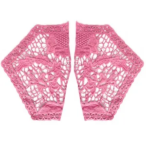 Gros plan de la broderie florale rose complexe sur des patchs en dentelle de soie