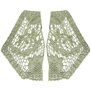 Détail de l'applique de fleurs en dentelle brodée en soie de lait vert sauge pour col
