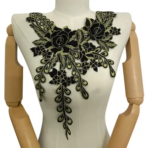 Vue détaillée d'un col en dentelle brodée noir et or aux motifs floraux sur mannequin