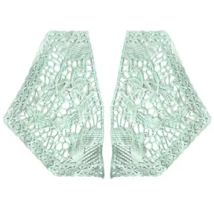 Vue détaillée d'une paire d'appliques de col en dentelle brodée vert menthe