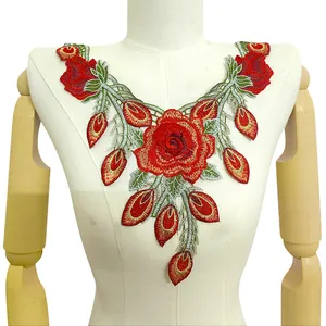 Detailansicht einer roten Rosenstickerei Spitze Kragen Applikation auf einem Torso.