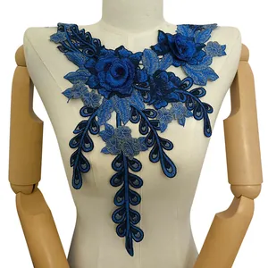 Vue détaillée du col en dentelle brodé de fleurs bleues sur un buste de mannequin