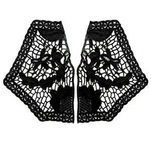 Vue détaillée d'appliques de col en dentelle brodée de soie de lait noire symétriques de qualité